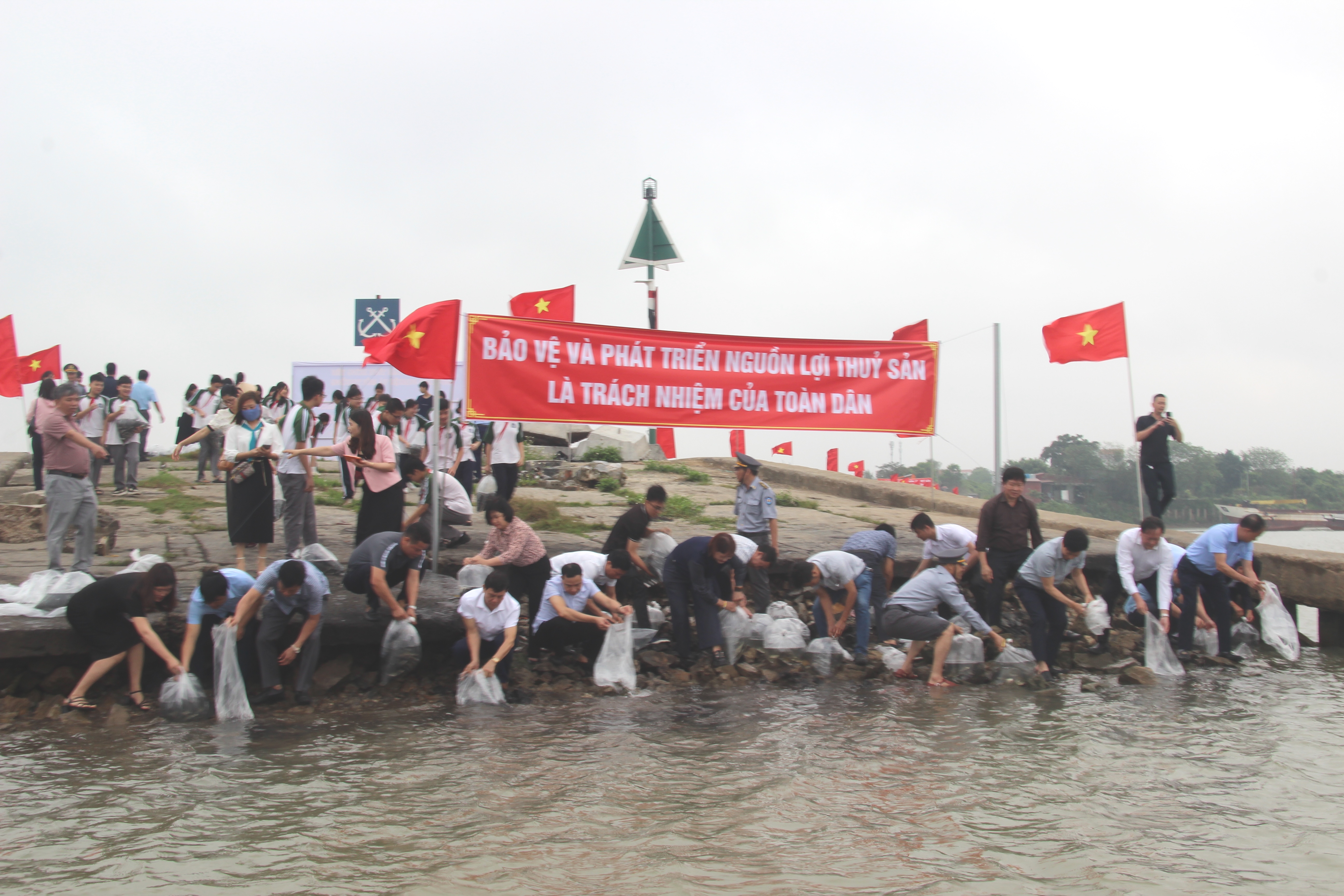 Lễ thả giống thủy sản ra vùng nước tự nhiên nhân dịp kỷ niệm 67 năm ngày truyền thống Ngành Thủy sản Việt Nam (01/4/1959 – 01/4/2026)