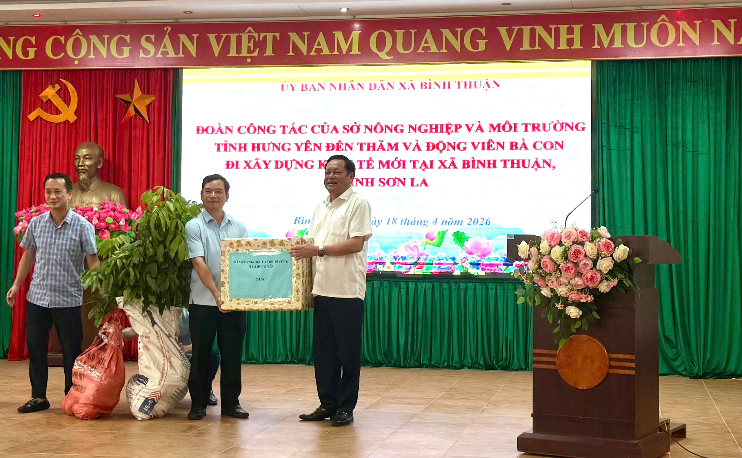 Đoàn công tác của Sở Nông nghiệp và Môi trường tỉnh Hưng Yên thăm đồng bào tỉnh Hưng Yên đi kinh tế mới tại tỉnh Sơn La