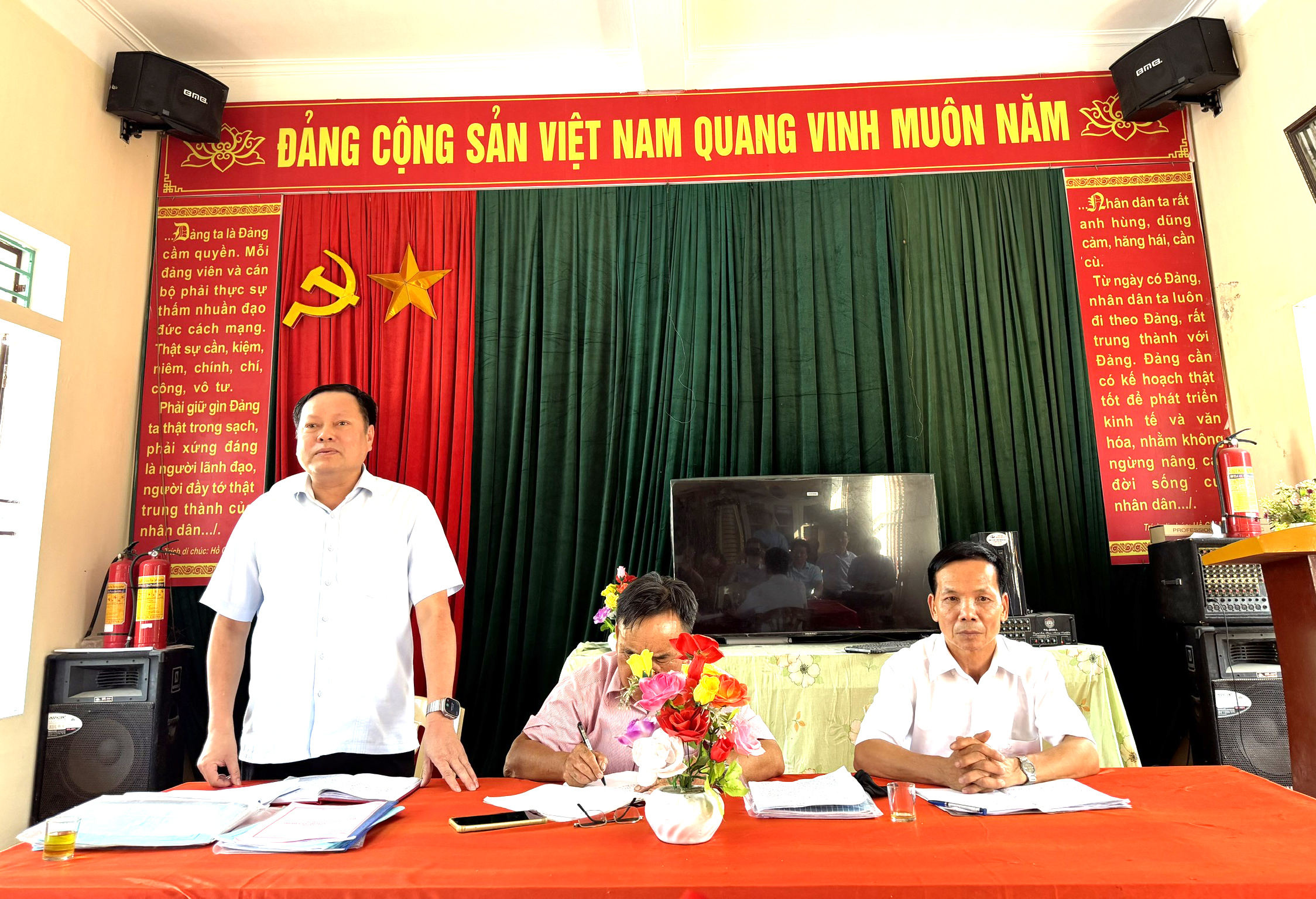 Đồng chí Nguyễn Đức Kiền, Tỉnh ủy viên, Giám đốc Sở Nông nghiệp và Môi trường dự sinh hoạt chi bộ thôn Đông