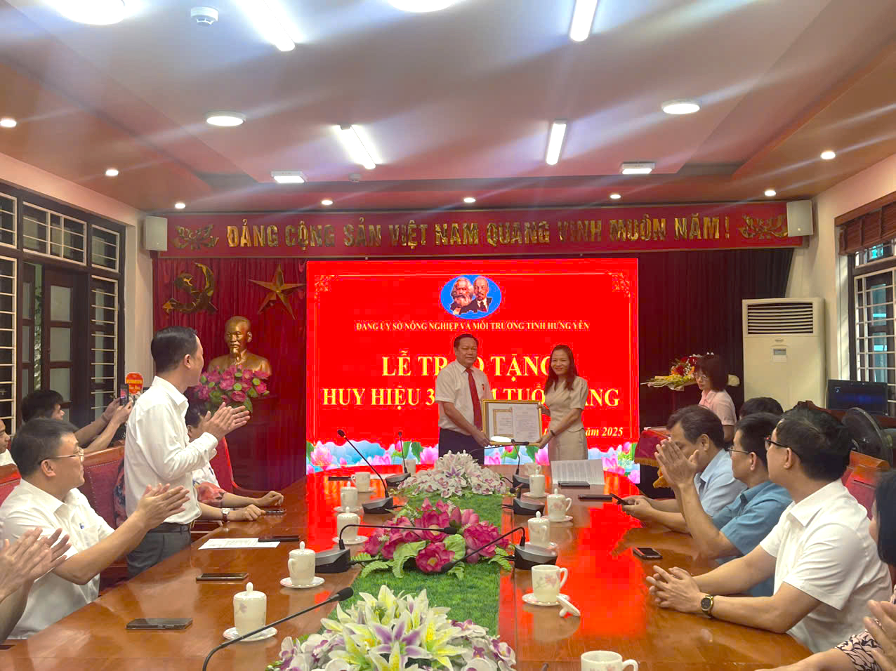 Lễ trao tặng Huy hiệu 30 năm tuổi Đảng cho đồng chí Nguyễn Đức Kiền - Giám đốc Sở Nông nghiệp và Môi trường tỉnh Hưng Yên