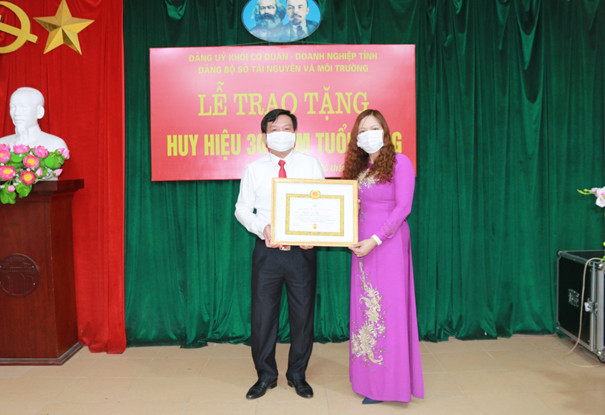 Trao Huy hiệu 30 năm tuổi Đảng cho đồng chí Nguyễn Văn Phú- Giám đốc Sở Tài nguyên và Môi trường