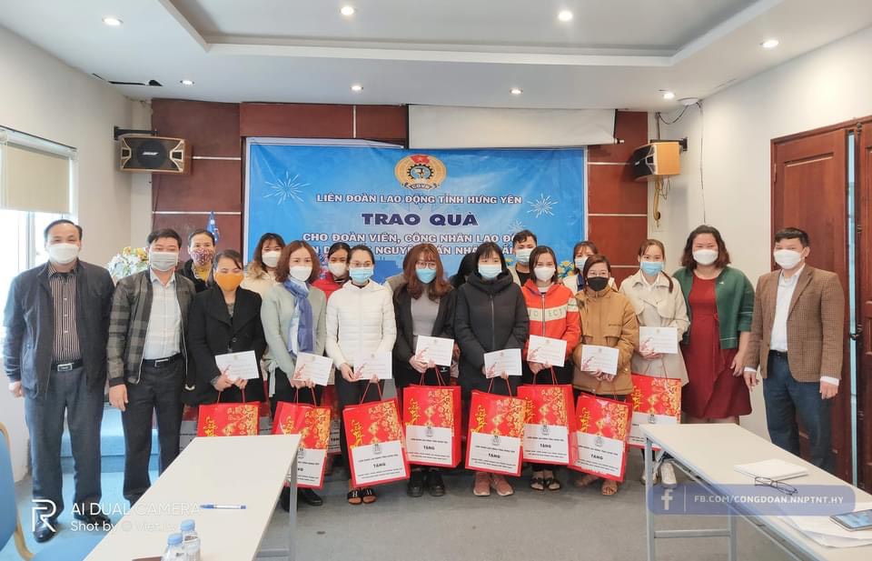 Công đoàn ngành Nông nghiệp và PTNT thăm hỏi, tặng quà cho đoàn viên, công nhân