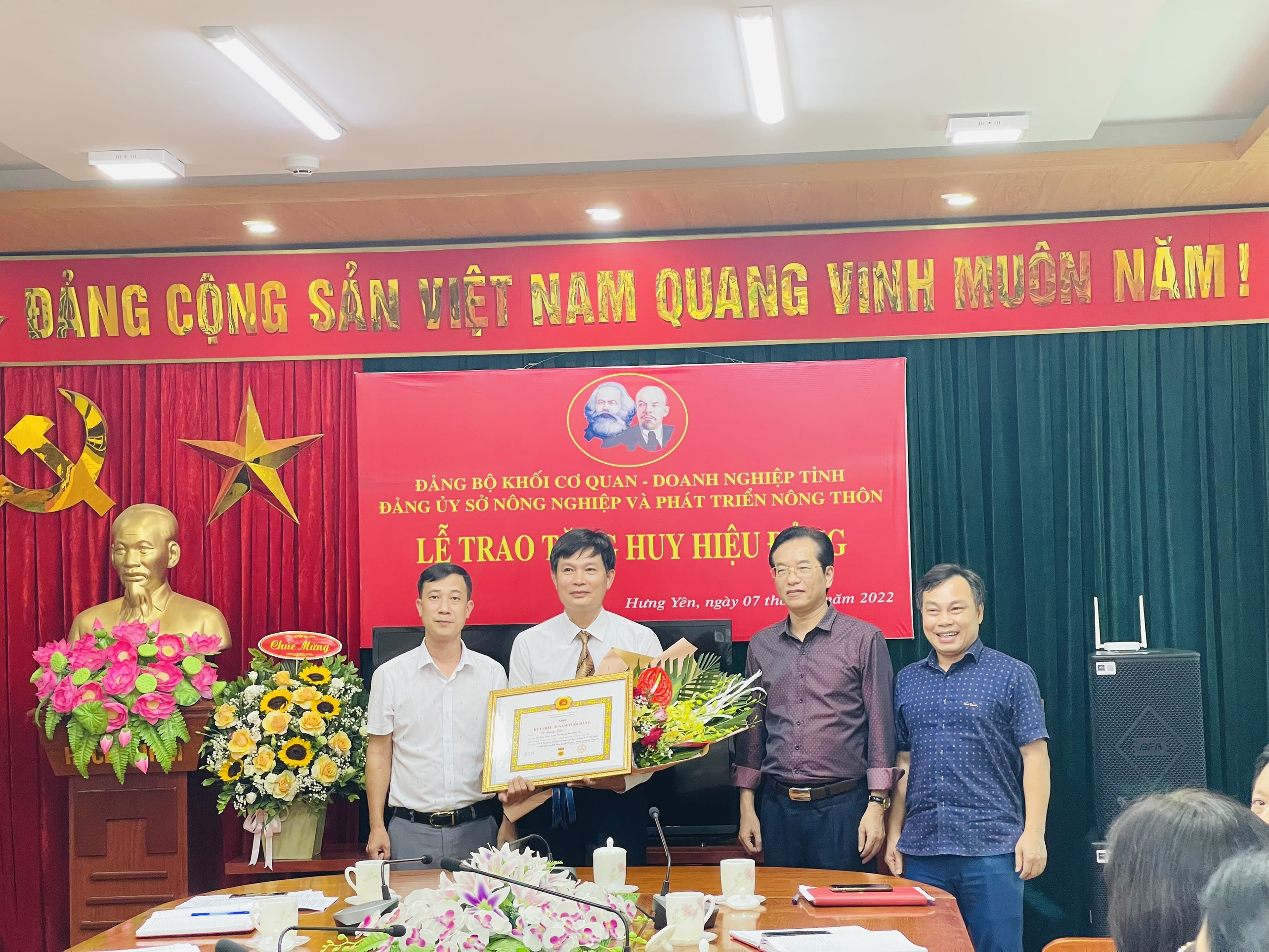Lễ trao tặng huy hiệu 30 năm tuổi Đảng