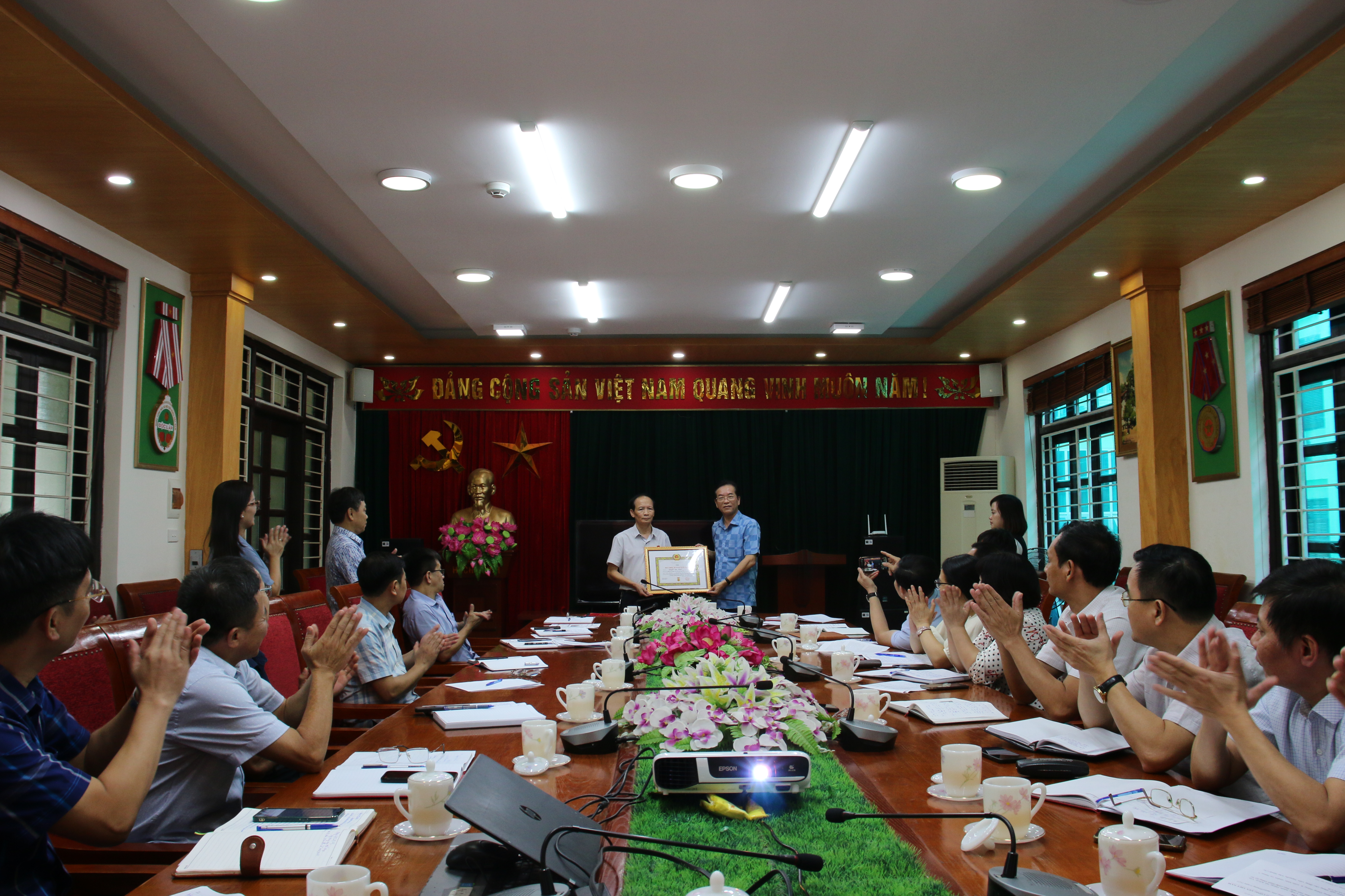 Lễ trao tặng huy hiệu 30 năm tuổi Đảng cho đảng viên thuộc Đảng ủy Sở Nông nghiệp và PTNT tỉnh Hưng Yên