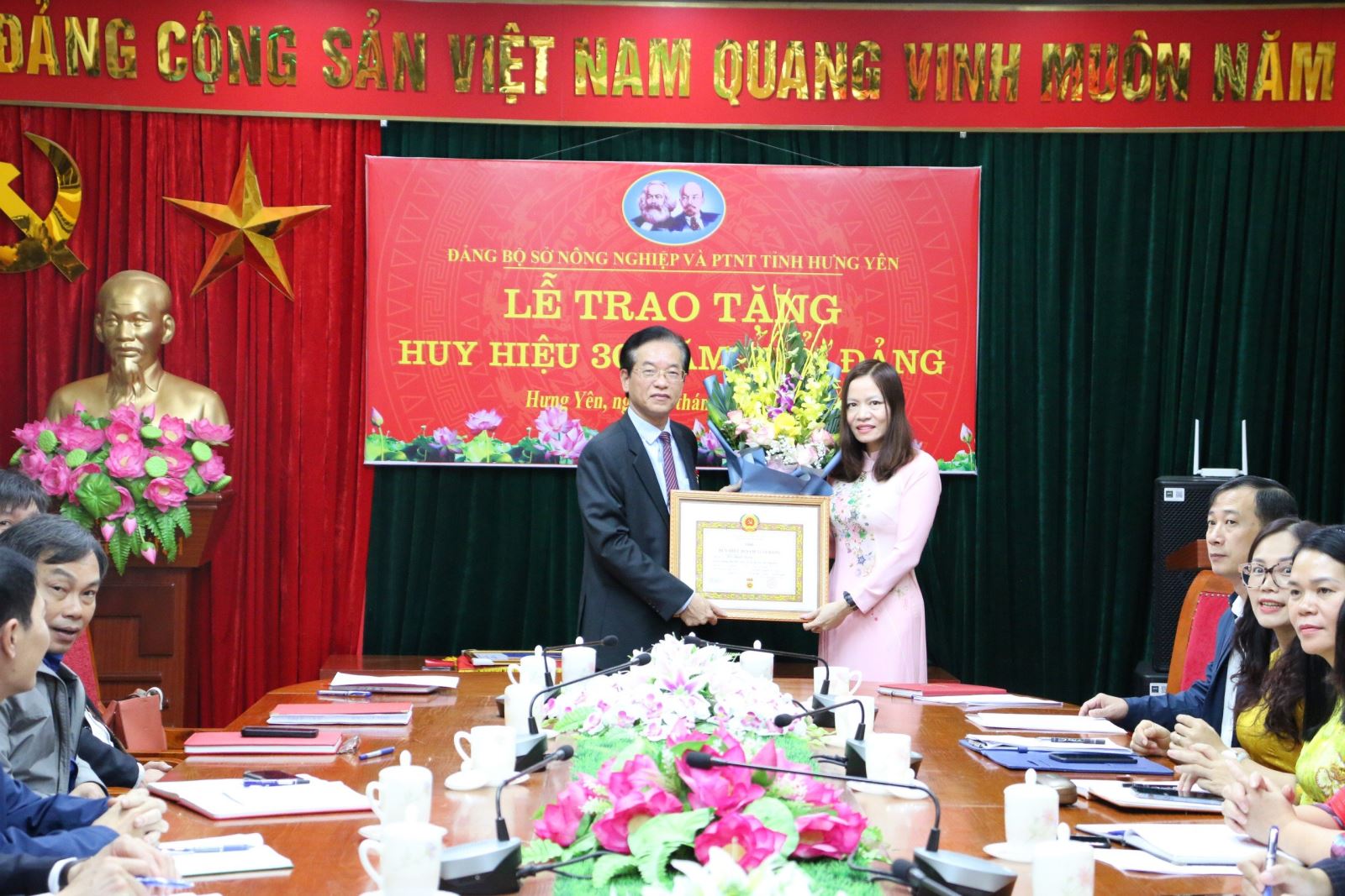 Lễ trao tặng huy hiệu 30 năm tuổi Đảng cho đồng chí Đỗ Minh Tuân Bí thư Đảng ủy, Giám đốc Sở Nông nghiệp và PTNT tỉnh Hưng Yên