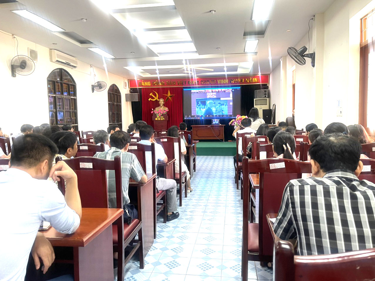 Hội nghị học tập, quán triệt, tuyên truyền nghị quyết, chỉ thị, kết luận, quy định của Đảng và thông tin tình hình biển, đảo Việt Nam